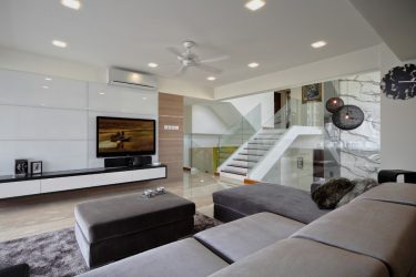 Prateleira de TV na parede (295+ fotos): nuances de design (articulada, canto, vidro)