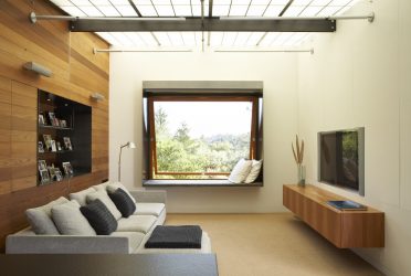 Prateleira de TV na parede (295+ fotos): nuances de design (articulada, canto, vidro)