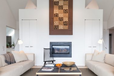 Prateleira de TV na parede (295+ fotos): nuances de design (articulada, canto, vidro)