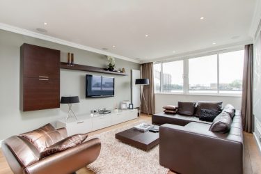 Prateleira de TV na parede (295+ fotos): nuances de design (articulada, canto, vidro)