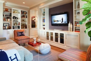 Prateleira de TV na parede (295+ fotos): nuances de design (articulada, canto, vidro)
