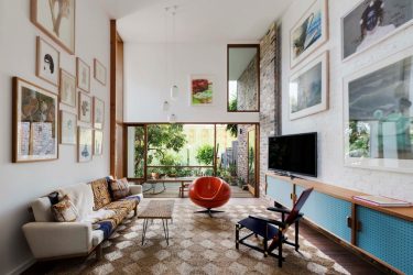 Prateleira de TV na parede (295+ fotos): nuances de design (articulada, canto, vidro)