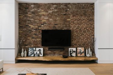 Prateleira de TV na parede (295+ fotos): nuances de design (articulada, canto, vidro)