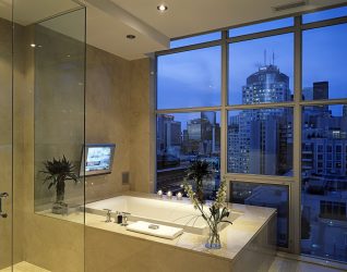 Prateleira de TV na parede (295+ fotos): nuances de design (articulada, canto, vidro)