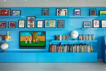 Prateleira de TV na parede (295+ fotos): nuances de design (articulada, canto, vidro)