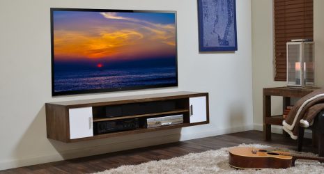 Prateleira de TV na parede (295+ fotos): nuances de design (articulada, canto, vidro)