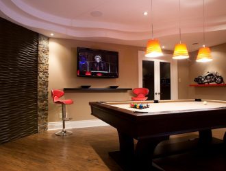 Prateleira de TV na parede (295+ fotos): nuances de design (articulada, canto, vidro)