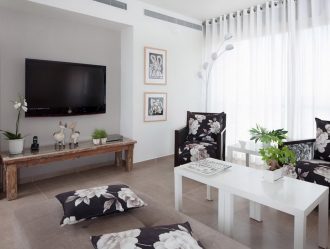 Prateleira de TV na parede (295+ fotos): nuances de design (articulada, canto, vidro)
