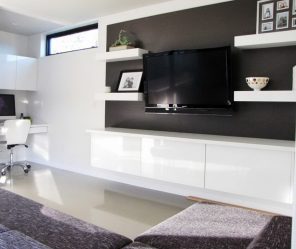 Prateleira de TV na parede (295+ fotos): nuances de design (articulada, canto, vidro)