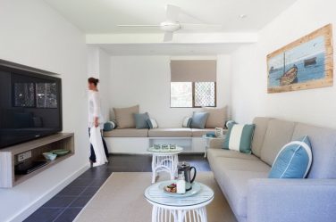 Prateleira de TV na parede (295+ fotos): nuances de design (articulada, canto, vidro)