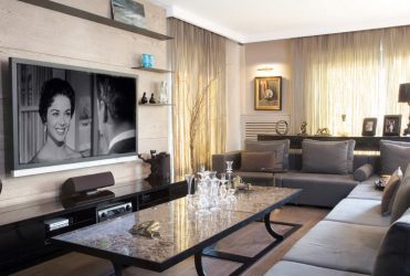 Prateleira de TV na parede (295+ fotos): nuances de design (articulada, canto, vidro)