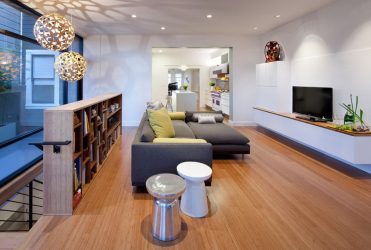 Prateleira de TV na parede (295+ fotos): nuances de design (articulada, canto, vidro)