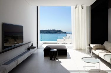 Prateleira de TV na parede (295+ fotos): nuances de design (articulada, canto, vidro)