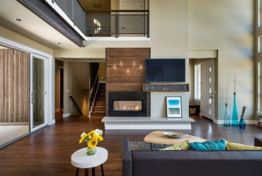 Prateleira de TV na parede (295+ fotos): nuances de design (articulada, canto, vidro)
