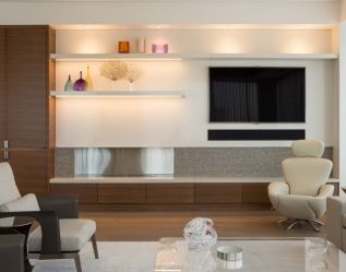 Prateleira de TV na parede (295+ fotos): nuances de design (articulada, canto, vidro)