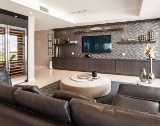 Prateleira de TV na parede (295+ fotos): nuances de design (articulada, canto, vidro)