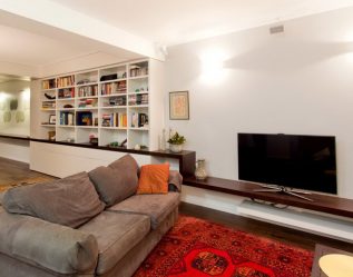 Prateleira de TV na parede (295+ fotos): nuances de design (articulada, canto, vidro)