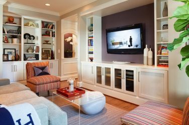 Prateleira de TV na parede (295+ fotos): nuances de design (articulada, canto, vidro)