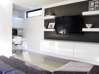 Prateleira de TV na parede (295+ fotos): nuances de design (articulada, canto, vidro)