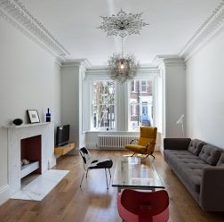 Prateleira de TV na parede (295+ fotos): nuances de design (articulada, canto, vidro)
