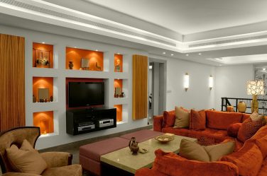 Prateleira de TV na parede (295+ fotos): nuances de design (articulada, canto, vidro)