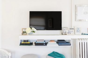 Prateleira de TV na parede (295+ fotos): nuances de design (articulada, canto, vidro)
