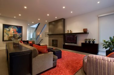 Prateleira de TV na parede (295+ fotos): nuances de design (articulada, canto, vidro)