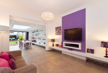 Prateleira de TV na parede (295+ fotos): nuances de design (articulada, canto, vidro)