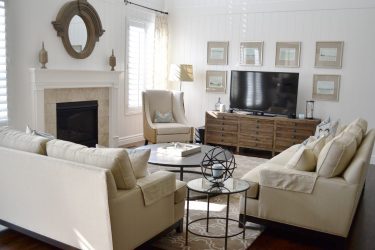 Prateleira de TV na parede (295+ fotos): nuances de design (articulada, canto, vidro)