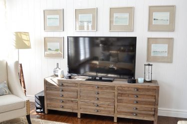 Prateleira de TV na parede (295+ fotos): nuances de design (articulada, canto, vidro)