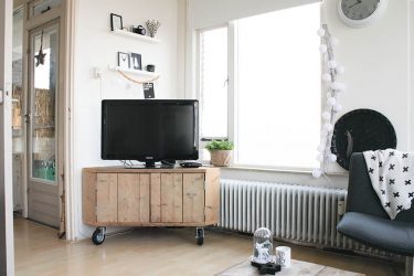 Prateleira de TV na parede (295+ fotos): nuances de design (articulada, canto, vidro)