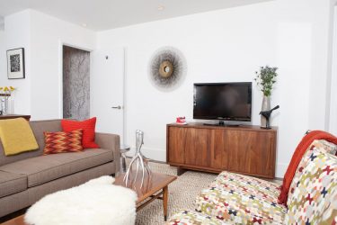 Prateleira de TV na parede (295+ fotos): nuances de design (articulada, canto, vidro)