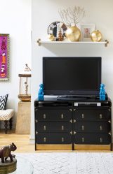 Prateleira de TV na parede (295+ fotos): nuances de design (articulada, canto, vidro)
