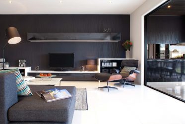Prateleira de TV na parede (295+ fotos): nuances de design (articulada, canto, vidro)