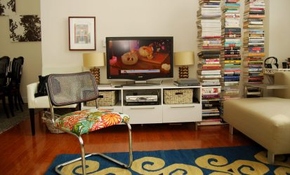 Prateleira de TV na parede (295+ fotos): nuances de design (articulada, canto, vidro)