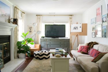 Prateleira de TV na parede (295+ fotos): nuances de design (articulada, canto, vidro)