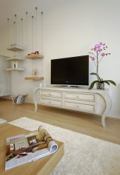 Prateleira de TV na parede (295+ fotos): nuances de design (articulada, canto, vidro)