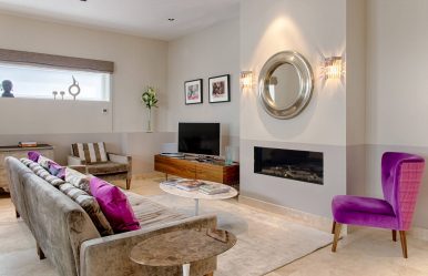 Prateleira de TV na parede (295+ fotos): nuances de design (articulada, canto, vidro)