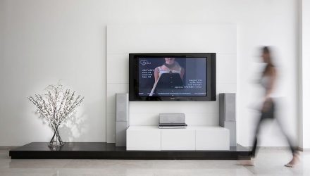 Prateleira de TV na parede (295+ fotos): nuances de design (articulada, canto, vidro)