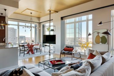 Prateleira de TV na parede (295+ fotos): nuances de design (articulada, canto, vidro)