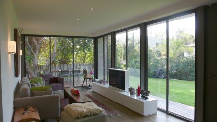 Prateleira de TV na parede (295+ fotos): nuances de design (articulada, canto, vidro)