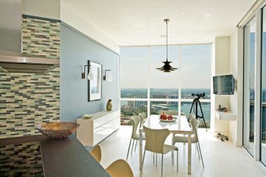 Prateleira de TV na parede (295+ fotos): nuances de design (articulada, canto, vidro)