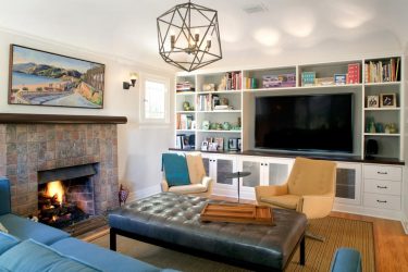 Prateleira de TV na parede (295+ fotos): nuances de design (articulada, canto, vidro)