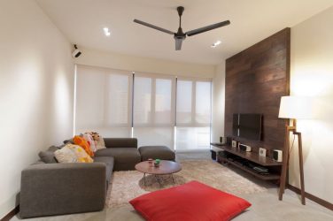 Prateleira de TV na parede (295+ fotos): nuances de design (articulada, canto, vidro)