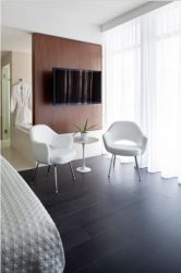 Prateleira de TV na parede (295+ fotos): nuances de design (articulada, canto, vidro)