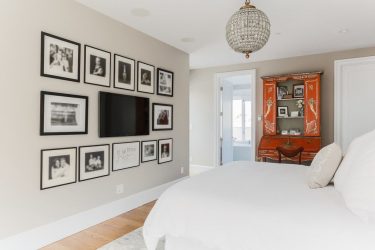 Prateleira de TV na parede (295+ fotos): nuances de design (articulada, canto, vidro)