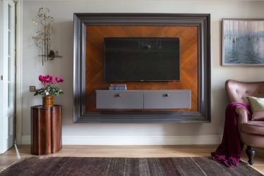 Prateleira de TV na parede (295+ fotos): nuances de design (articulada, canto, vidro)