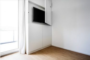 Prateleira de TV na parede (295+ fotos): nuances de design (articulada, canto, vidro)