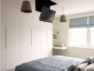 Prateleira de TV na parede (295+ fotos): nuances de design (articulada, canto, vidro)