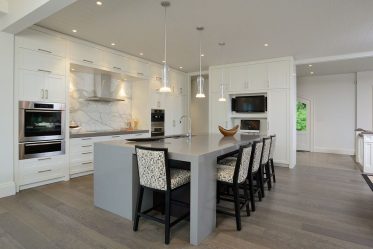 Prateleira de TV na parede (295+ fotos): nuances de design (articulada, canto, vidro)